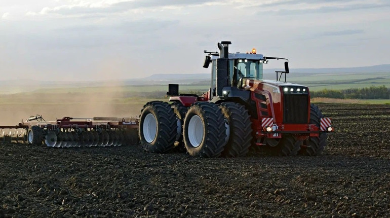 Окупанти продають аграріям техніку, яку раніше в них відібрали