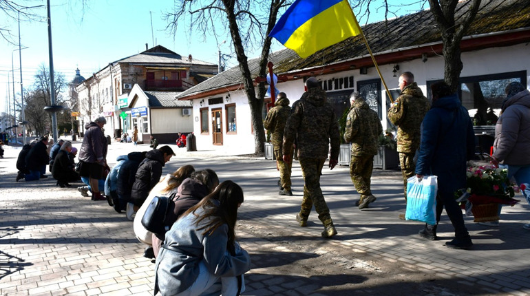 Ніжинська громада провела в останній шлях захисника України - Романа Шостака