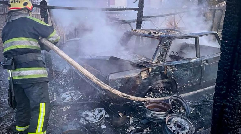 У Дорогинці горів гараж: рятувальники оперативно ліквідували займання