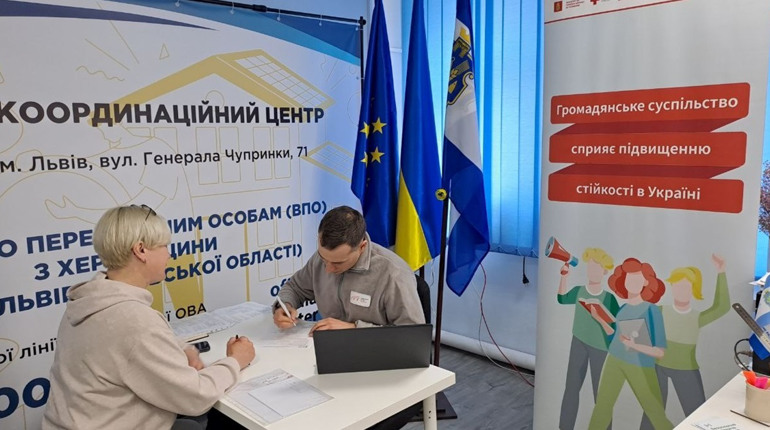 У Львові в Центрі “Вільні разом” херсонці отримують юридичну допомогу і підтримку від благодійників