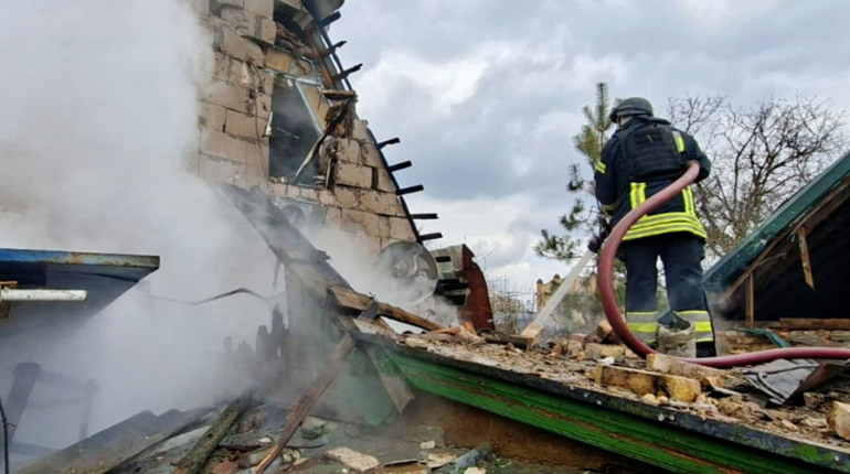 На Херсонщині ворог атакував житлові будинки, автівки та соціальну інфраструктуру