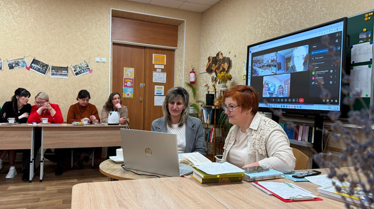 «Коли говорити про поезію, як не навесні»: поетична зустріч у Первомайську із гостею зі Львівщини