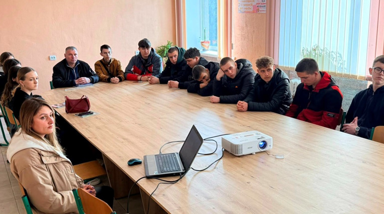 Новини Старокостянтинівщини. Фотовиставка, викрадене авто, перфоманс, ярмарок, зустрічі та перемоги