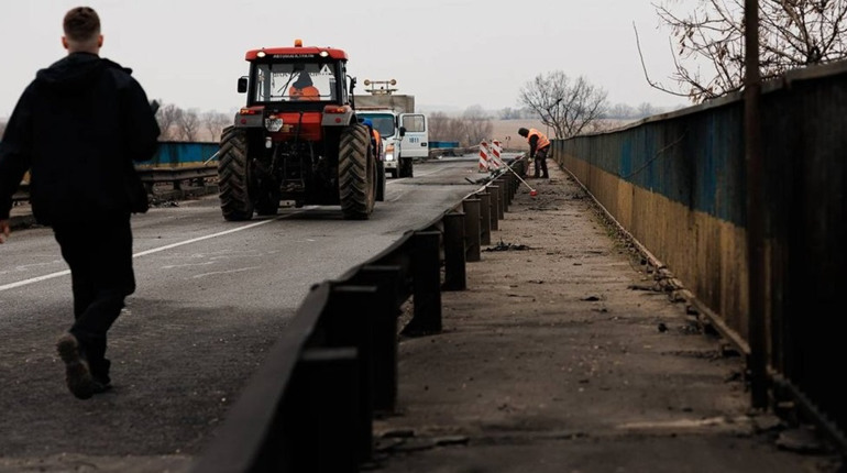 Міст у Маяках повністю відновили після атак РФ: уряд готує альтернативну переправу