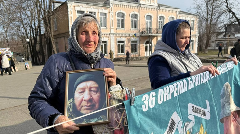 У Первомайську родини полонених і зниклих безвісти виходять на акцію, щоб не втратити надію