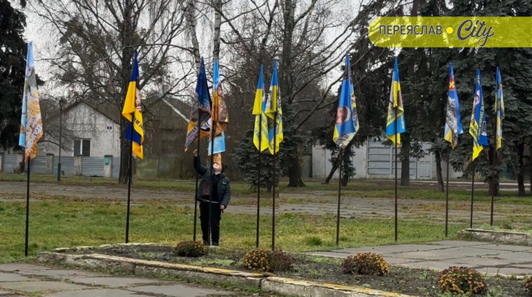 На Борисоглібській площі прибрали прапори із портретами безвісти зниклих: хто і чому?