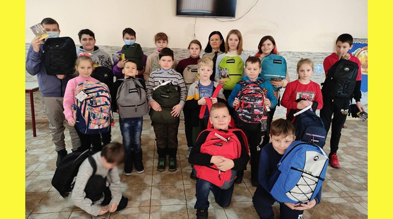 Наплічники, іграшки та часточка любові від юних українців світу для дітей захисників із Кагарличчини