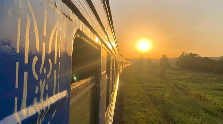 Укрзалізниця змінила правила безпеки: поїзди можуть зупиняти під час руху