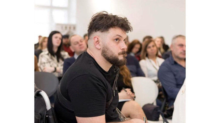 Історія незламності: у Фастові презентували фотовиставку про захисника Олександра Базилевича