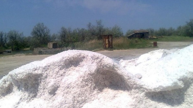 Пограбування Арабатської стрілки: як окупанти вивозять сіль Генічеська під виглядом “інвестицій”