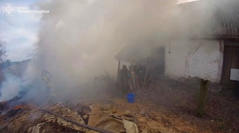 На Кременеччині рятувальники ліквідували пожежу дров та сміття