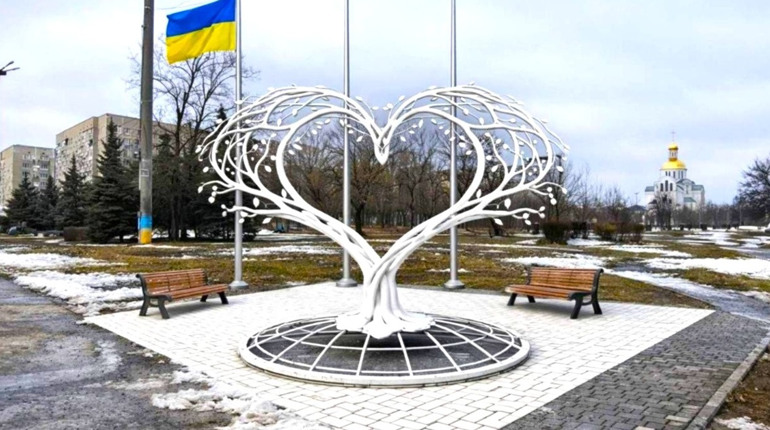 Дерево з іменами: у Південноукраїнську в міському парку облаштують простір пам’яті та очікування