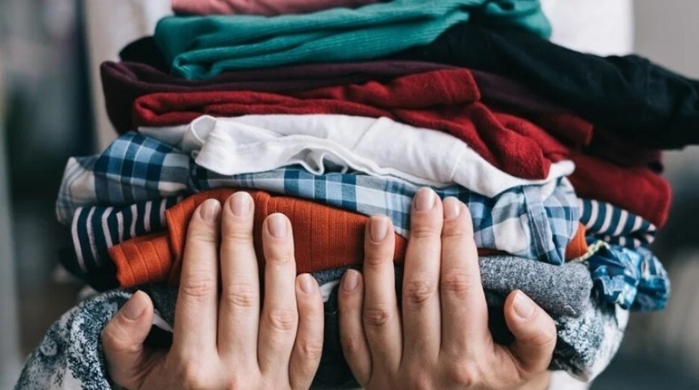 У Центрі “Вільні разом” в Івано-Франківську триває видача нового одягу для херсонців