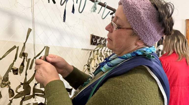 «Кілометри сіток і віра в перемогу»: як волонтерки у Первомайську зміцнюють оборону країни