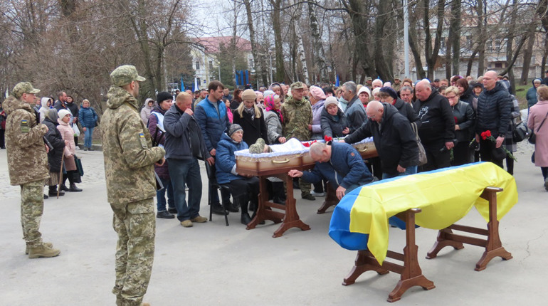 На щиті повернувся додому: у Золотоноші попрощалися із Захисником Володимиром Плосканчуком