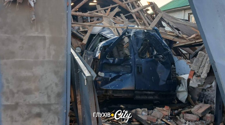 Вночі росіяни вдарили по приватному сектору Глухова: пошкоджено обійстя та автомобіль