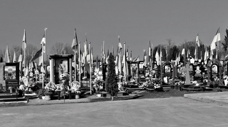 Прапори на могилах полеглих захисників коштом бюджету громади