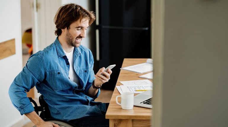 Робота в IT замість ізоляції: людей з інвалідністю безкоштовно забезпечать IT-освітою