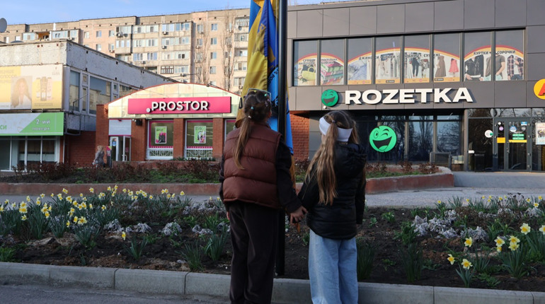 Південноукраїнськ — місто, яке чекає: у центрі з’явилися нові прапори