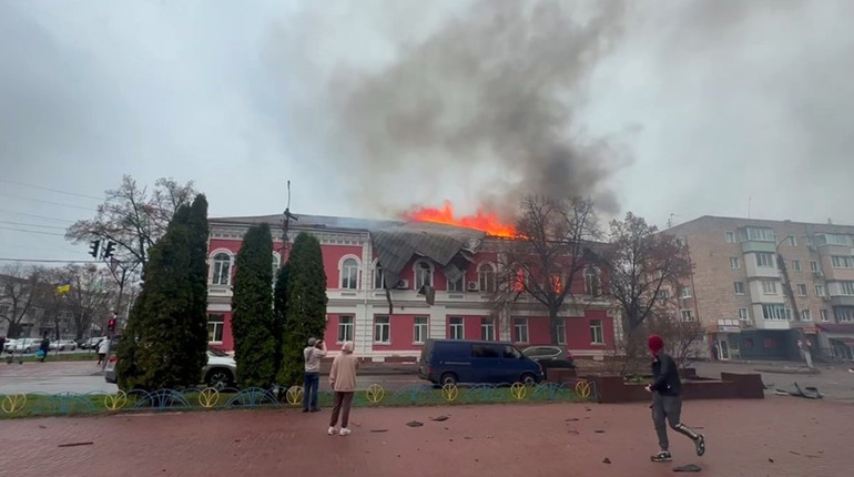 Горить будівля міськради: російські війська атакували центр Прилук