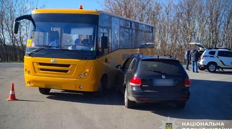 Біля Сергіївки зіткнулися шкільний автобус і легковик