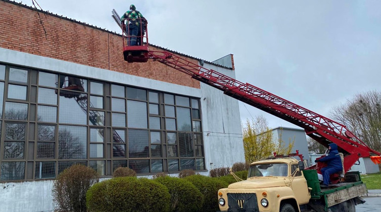 У Старокостянтинівському НВК замінили водостічну систему, що спричиняла підтоплення спортзалу