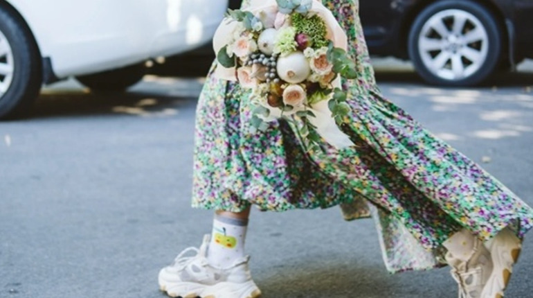 Кросівки і сукня: як створити сучасний жіночний образ