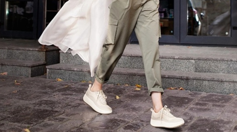 З чим носити кросівки на платформі у 2026: 7 актуальних образів