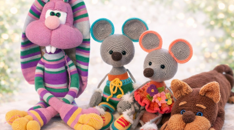 Любов Дибко з Градениць почала в’язати іграшки для онучки: тепер створює десятки хендмейд виробів