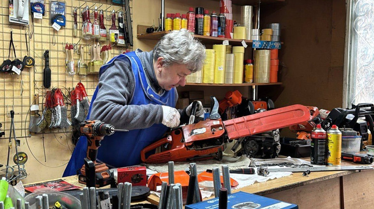 Пекла хліб – тепер ремонтує бензопили: історія Марії Кузьмич з Борислава