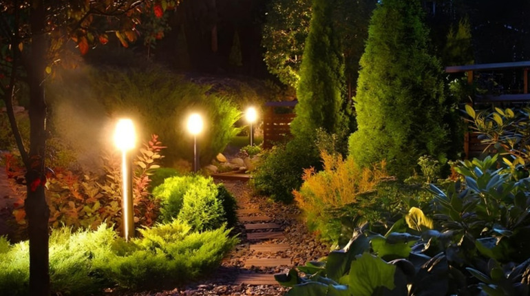 Як правильно розрахувати освітлення подвір'я: норми, люмени та зони безпеки