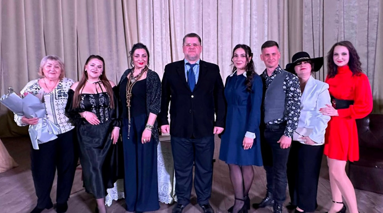 Дотепна комедія на сцені місцевого театру