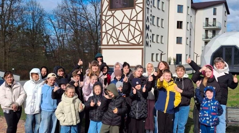 На Львівщину на оздоровлення поїхали діти з Херсонщини, серед них — юні мешканці Сірогозщини