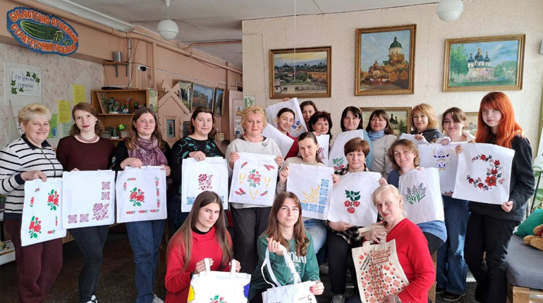 У Ніжинській бібліотеці пройшов майстер-клас з вибійки – давнього українського мистецтва