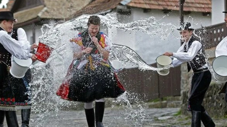 13 квітня: Поливаний понеділок та інші події, дати, свята, народні прикмети