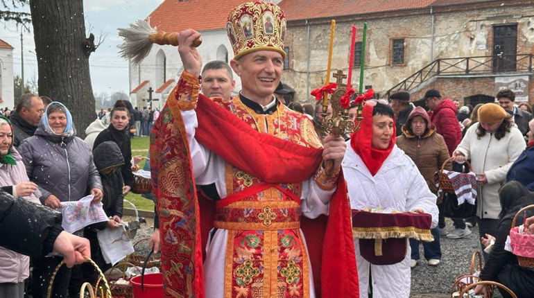 Світлий Великдень у Старокостянтинові: богослужіння, освячення кошиків і родини біля храмів міста