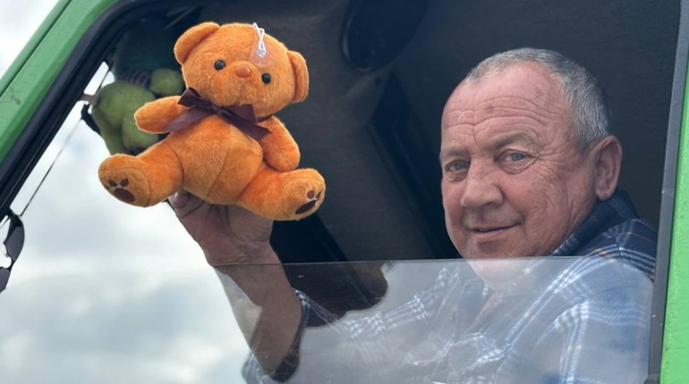 Він прикрашає сміттєвоз дитячими іграшками: історія Богдана Гавриліва з Дрогобича