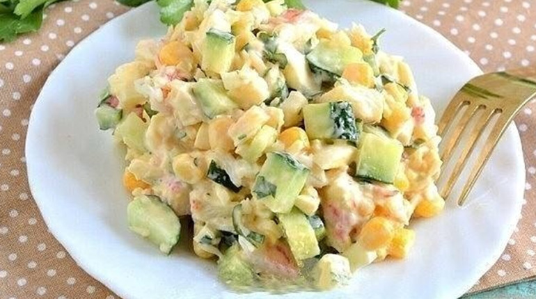 Готуємо сьогодні: салат зі смаженими грибами та крабовими паличками