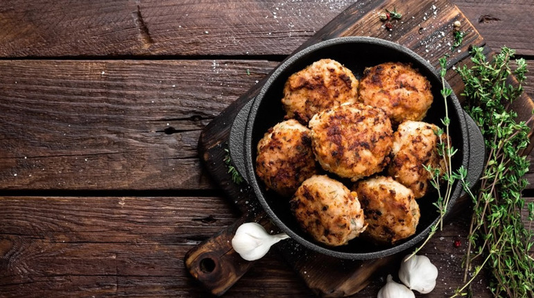 Як приготувати домашні котлети зі свинини: простий покроковий рецепт