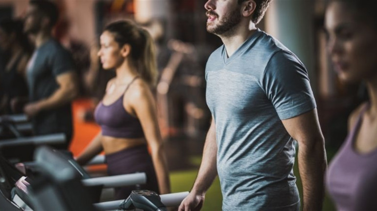 Чим відрізняються футболки для силових вправ, бігу та командних тренувань