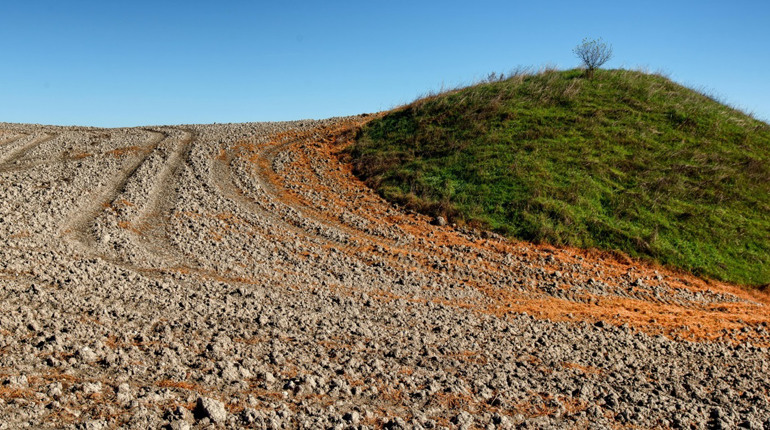 Зайві метри ціною в історію: на Миколаївщині агроном знищив стародавній курган заради ріллі