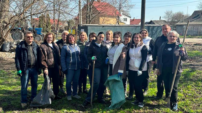 День благоустрою: комунальники та працівники міськради вийшли на прибирання