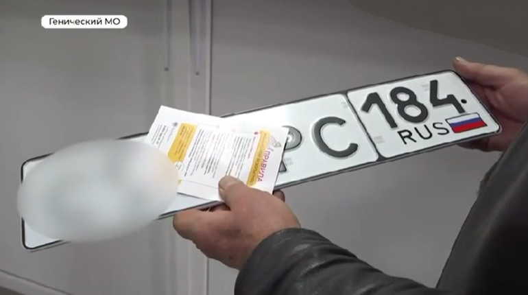 На окупованій Херсонщині штрафуватимуть водіїв за номери без російського прапора