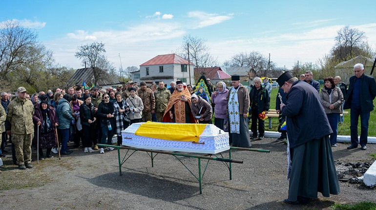 Ніс в своєму серці світло - на Кагарличчині провели в останню дорогу воїна Олексія Богданця
