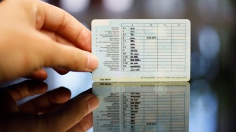 Чи можна керувати авто з простроченим посвідченням під час воєнного стану: пояснення МВС