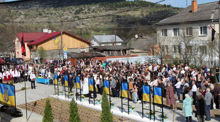 "Це про нашу відповідальність сьогодні і завтра": у Підбужі вікрили Алею Пам'яті