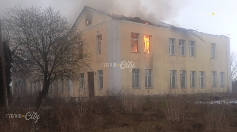 Росіяни повторно атакували школу в селищі Есмань: там виникла пожежа