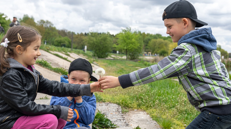В Україні запустили безоплатний курс про те, як виховувати хлопців-підлітків у повазі до жінок