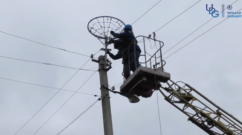 На Черкащині встановлюють штучні гнізда для лелек