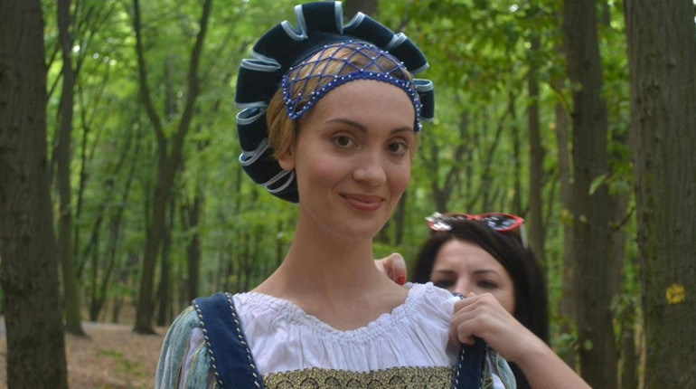 «Поцілунок через скло»: первомайчанка Світлана Брагіна про життя на дві країни та терапію театром